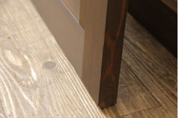 ガラス入り板戸をリペア&カスタム!高さと幅をリサイズし、引手場所を調節し取付け。ガラスは新品のすりガラスに取り替え、現状のお品物に合わせて着色。(引き戸、建具)