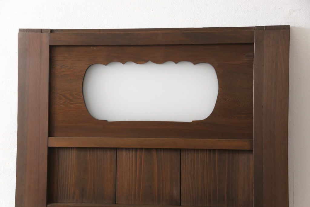 ガラス入り板戸をリペア&カスタム!高さと幅をリサイズし、引手場所を調節し取付け。ガラスは新品のすりガラスに取り替え、現状のお品物に合わせて着色。(引き戸、建具)