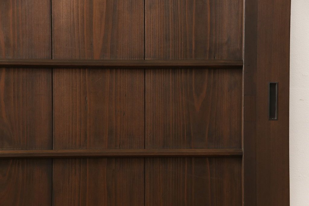 ガラス入り板戸をリペア&カスタム!高さと幅をリサイズし、引手場所を調節し取付け。ガラスは新品のすりガラスに取り替え、現状のお品物に合わせて着色。(引き戸、建具)