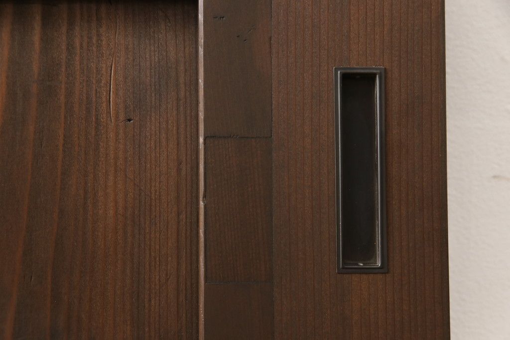 ガラス入り板戸をリペア&カスタム!高さと幅をリサイズし、引手場所を調節し取付け。ガラスは新品のすりガラスに取り替え、現状のお品物に合わせて着色。(引き戸、建具)