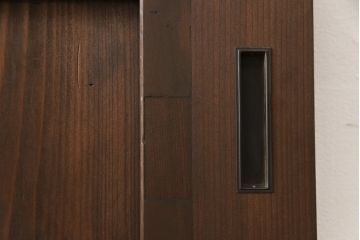 ガラス入り板戸をリペア&カスタム!高さと幅をリサイズし、引手場所を調節し取付け。ガラスは新品のすりガラスに取り替え、現状のお品物に合わせて着色。(引き戸、建具)