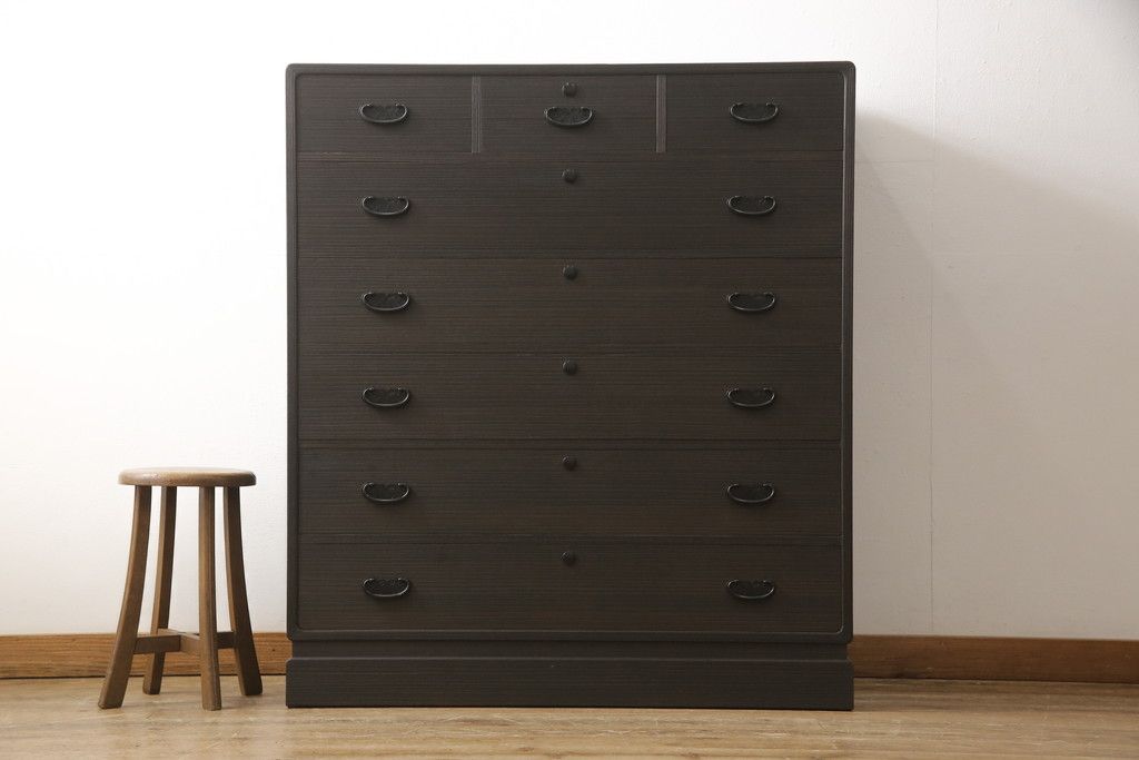 総桐箪笥の見た目を変えずに綺麗にリペア!当店商品を参考に濃い茶色に着色。(整理タンス、小抽タンス、衣装箪笥、桐たんす)