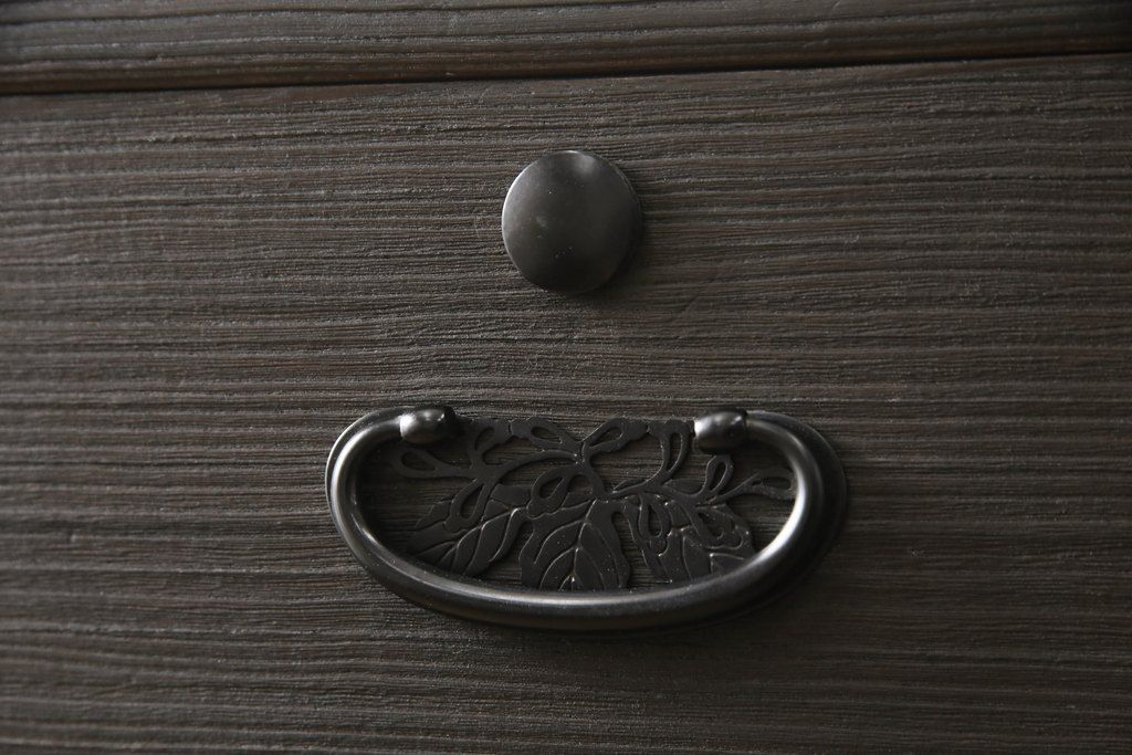 総桐箪笥の見た目を変えずに綺麗にリペア!当店商品を参考に濃い茶色に着色。(整理タンス、小抽タンス、衣装箪笥、桐たんす)