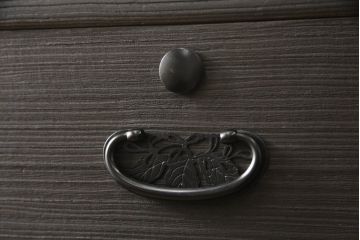 総桐箪笥の見た目を変えずに綺麗にリペア!当店商品を参考に濃い茶色に着色。(整理タンス、小抽タンス、衣装箪笥、桐たんす)