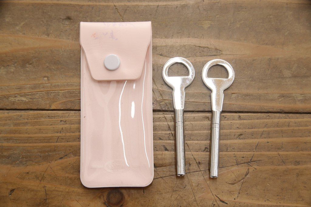 総桐箪笥の見た目を変えずに綺麗にリペア!当店商品を参考に濃い茶色に着色。(整理タンス、小抽タンス、衣装箪笥、桐たんす)