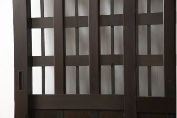 くぐり戸をリペア&カスタム!網を取り外しガラスを取り付け。既存の戸車・金具を取り外し、鍵跡付近の裏側に板を張り付け。色味は当店商品を参考に着色し、外部向けの塗料にて仕上げ。(蔵戸、建具、玄関戸)