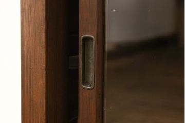 収納棚の見た目を変えずに綺麗にリペア!修繕箇所は本体と馴染ませ、本体は現状をベースにして1トーン程落ち着いた色味に着色。(キャビネット、食器棚、戸棚、本箱、サイドボード)