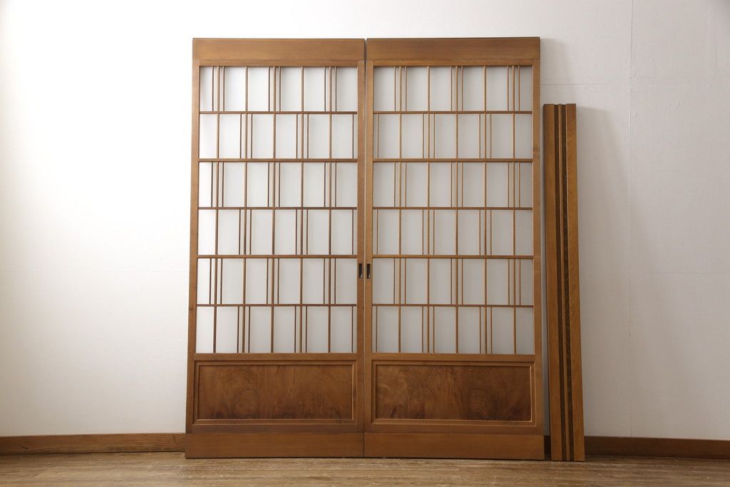 ガラス戸2枚をリペア&カスタム!高さと幅をリサイズし、ガラスはすりガラスへ差し替え、戸車取付け。戸枠を製作し、現状の色味を活かした木あじ仕上げ。(建具、引き戸)