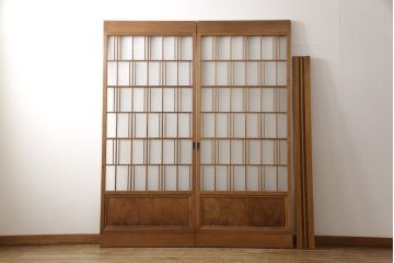 ガラス戸2枚をリペア&カスタム!高さと幅をリサイズし、ガラスはすりガラスへ差し替え、戸車取付け。戸枠を製作し、現状の色味を活かした木あじ仕上げ。(建具、引き戸)