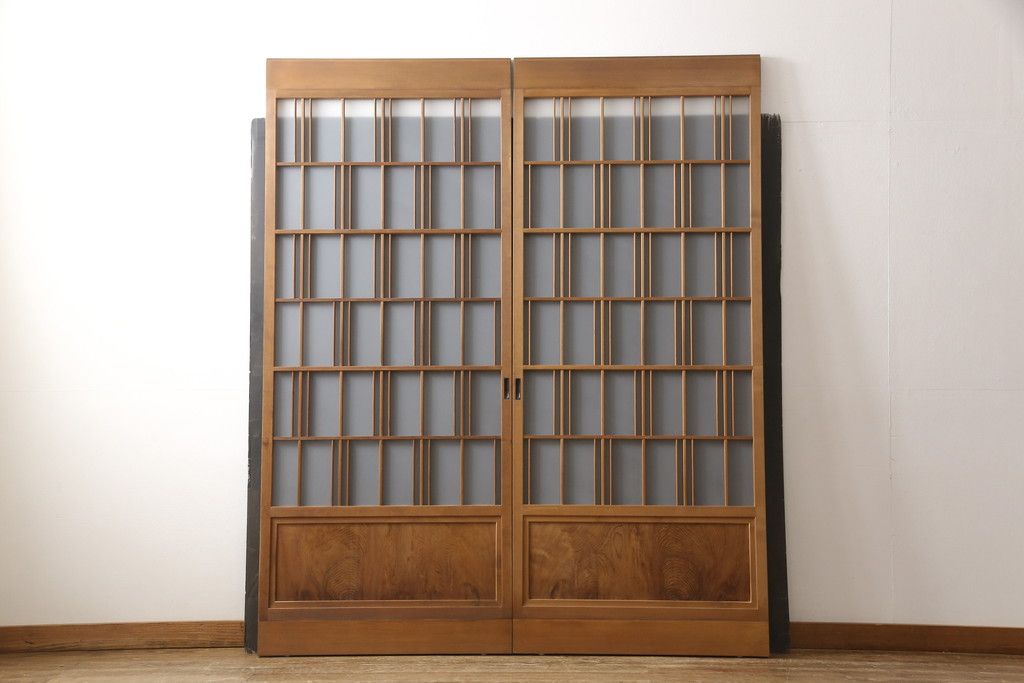 ガラス戸2枚をリペア&カスタム!高さと幅をリサイズし、ガラスはすりガラスへ差し替え、戸車取付け。戸枠を製作し、現状の色味を活かした木あじ仕上げ。(建具、引き戸)