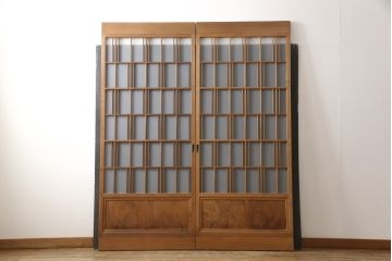 ガラス戸2枚をリペア&カスタム!高さと幅をリサイズし、ガラスはすりガラスへ差し替え、戸車取付け。戸枠を製作し、現状の色味を活かした木あじ仕上げ。(建具、引き戸)