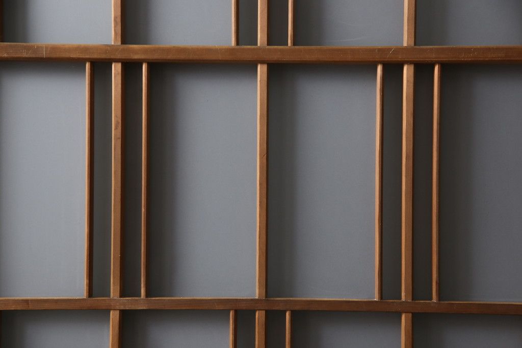 ガラス戸2枚をリペア&カスタム!高さと幅をリサイズし、ガラスはすりガラスへ差し替え、戸車取付け。戸枠を製作し、現状の色味を活かした木あじ仕上げ。(建具、引き戸)