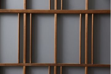 ガラス戸2枚をリペア&カスタム!高さと幅をリサイズし、ガラスはすりガラスへ差し替え、戸車取付け。戸枠を製作し、現状の色味を活かした木あじ仕上げ。(建具、引き戸)