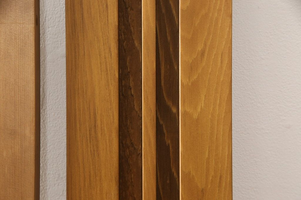 ガラス戸2枚をリペア&カスタム!高さと幅をリサイズし、ガラスはすりガラスへ差し替え、戸車取付け。戸枠を製作し、現状の色味を活かした木あじ仕上げ。(建具、引き戸)