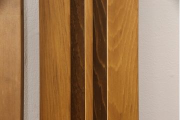 ガラス戸2枚をリペア&カスタム!高さと幅をリサイズし、ガラスはすりガラスへ差し替え、戸車取付け。戸枠を製作し、現状の色味を活かした木あじ仕上げ。(建具、引き戸)