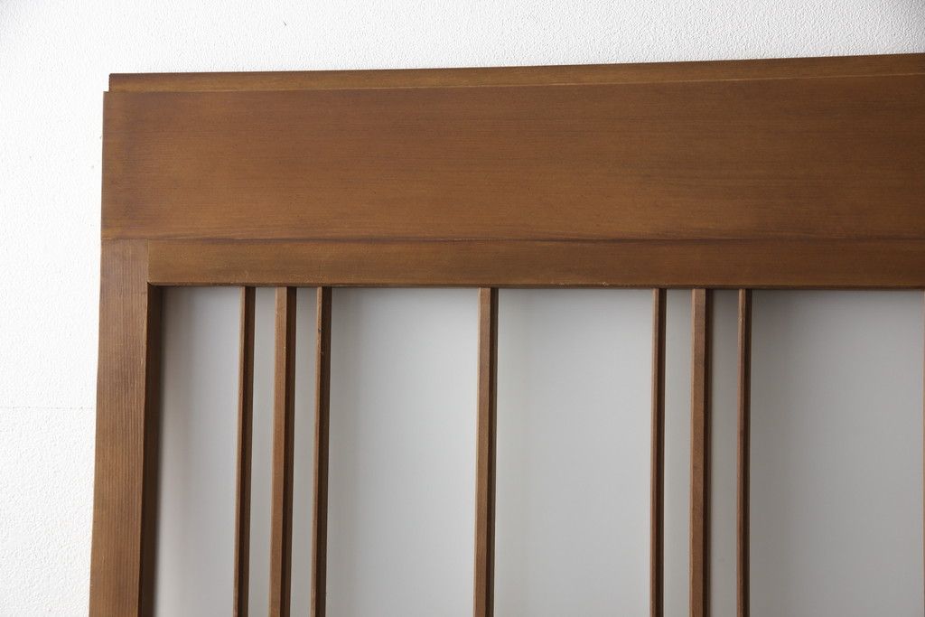 ガラス戸2枚をリペア&カスタム!高さと幅をリサイズし、ガラスはすりガラスへ差し替え、戸車取付け。戸枠を製作し、現状の色味を活かした木あじ仕上げ。(建具、引き戸)