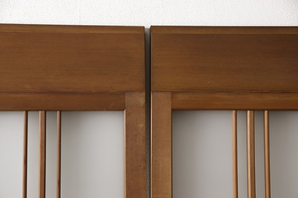 ガラス戸2枚をリペア&カスタム!高さと幅をリサイズし、ガラスはすりガラスへ差し替え、戸車取付け。戸枠を製作し、現状の色味を活かした木あじ仕上げ。(建具、引き戸)