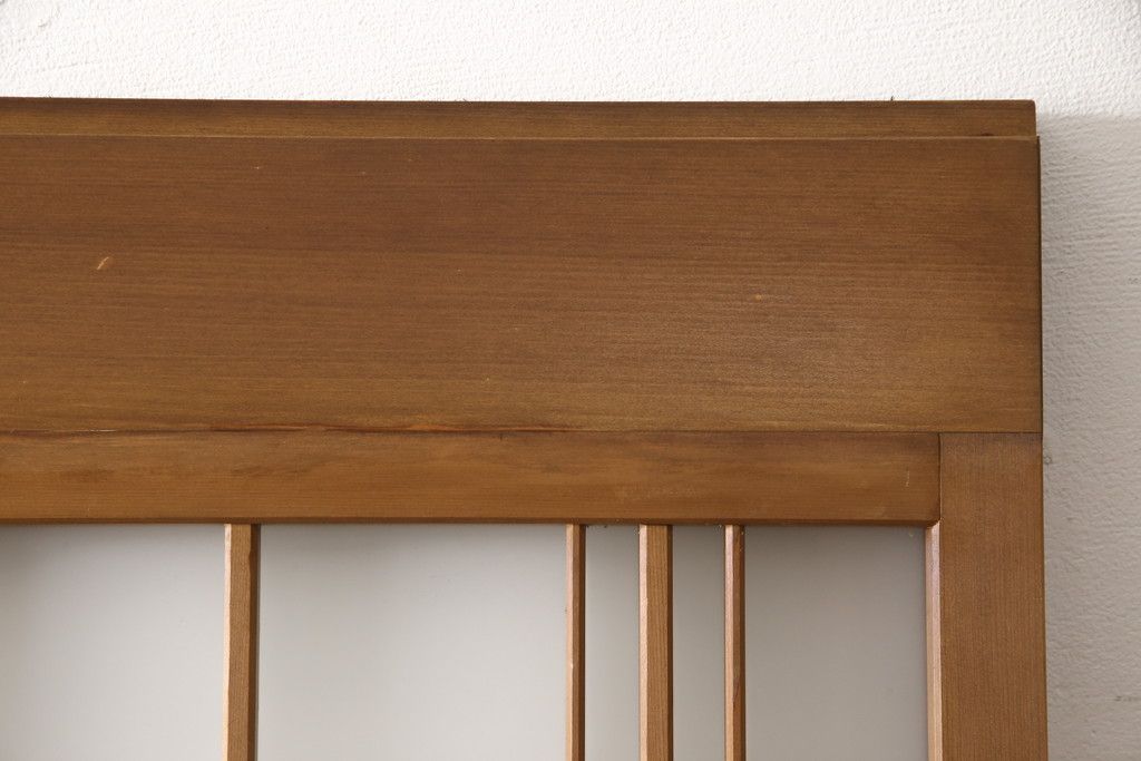 ガラス戸2枚をリペア&カスタム!高さと幅をリサイズし、ガラスはすりガラスへ差し替え、戸車取付け。戸枠を製作し、現状の色味を活かした木あじ仕上げ。(建具、引き戸)