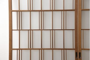 ガラス戸2枚をリペア&カスタム!高さと幅をリサイズし、ガラスはすりガラスへ差し替え、戸車取付け。戸枠を製作し、現状の色味を活かした木あじ仕上げ。(建具、引き戸)