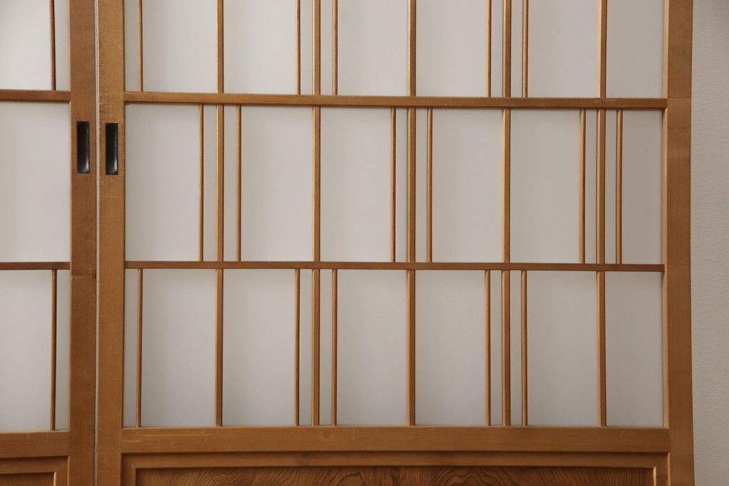 ガラス戸2枚をリペア&カスタム!高さと幅をリサイズし、ガラスはすりガラスへ差し替え、戸車取付け。戸枠を製作し、現状の色味を活かした木あじ仕上げ。(建具、引き戸)