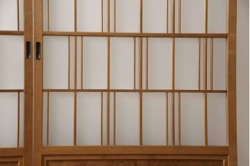 ガラス戸2枚をリペア&カスタム!高さと幅をリサイズし、ガラスはすりガラスへ差し替え、戸車取付け。戸枠を製作し、現状の色味を活かした木あじ仕上げ。(建具、引き戸)