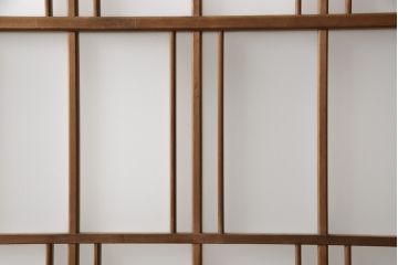 ガラス戸2枚をリペア&カスタム!高さと幅をリサイズし、ガラスはすりガラスへ差し替え、戸車取付け。戸枠を製作し、現状の色味を活かした木あじ仕上げ。(建具、引き戸)