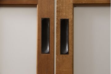 ガラス戸2枚をリペア&カスタム!高さと幅をリサイズし、ガラスはすりガラスへ差し替え、戸車取付け。戸枠を製作し、現状の色味を活かした木あじ仕上げ。(建具、引き戸)