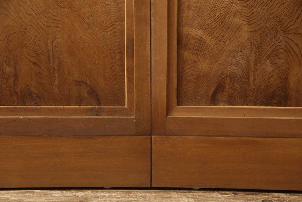 ガラス戸2枚をリペア&カスタム!高さと幅をリサイズし、ガラスはすりガラスへ差し替え、戸車取付け。戸枠を製作し、現状の色味を活かした木あじ仕上げ。(建具、引き戸)