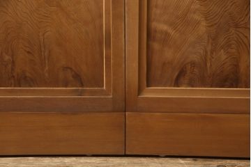 ガラス戸2枚をリペア&カスタム!高さと幅をリサイズし、ガラスはすりガラスへ差し替え、戸車取付け。戸枠を製作し、現状の色味を活かした木あじ仕上げ。(建具、引き戸)