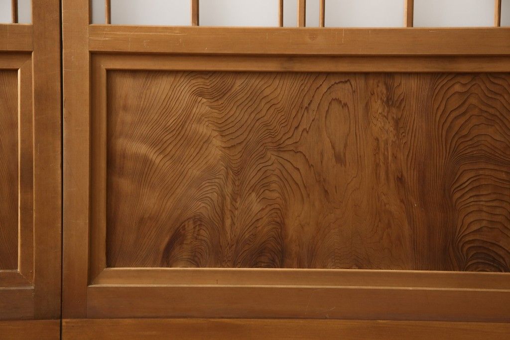 ガラス戸2枚をリペア&カスタム!高さと幅をリサイズし、ガラスはすりガラスへ差し替え、戸車取付け。戸枠を製作し、現状の色味を活かした木あじ仕上げ。(建具、引き戸)