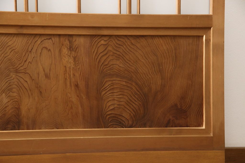 ガラス戸2枚をリペア&カスタム!高さと幅をリサイズし、ガラスはすりガラスへ差し替え、戸車取付け。戸枠を製作し、現状の色味を活かした木あじ仕上げ。(建具、引き戸)