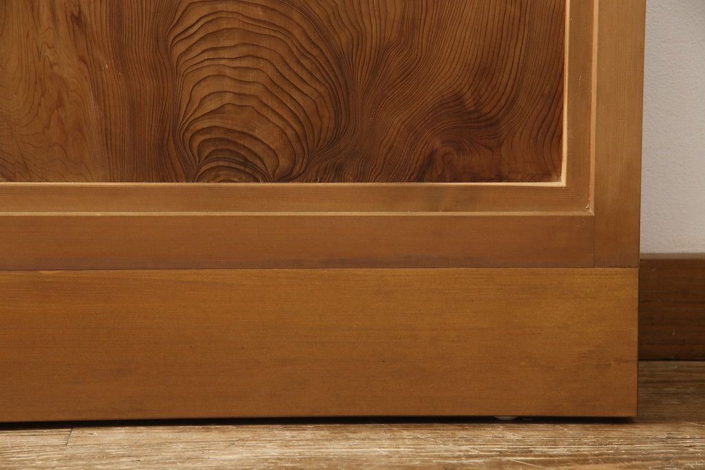 ガラス戸2枚をリペア&カスタム!高さと幅をリサイズし、ガラスはすりガラスへ差し替え、戸車取付け。戸枠を製作し、現状の色味を活かした木あじ仕上げ。(建具、引き戸)