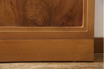 ガラス戸2枚をリペア&カスタム!高さと幅をリサイズし、ガラスはすりガラスへ差し替え、戸車取付け。戸枠を製作し、現状の色味を活かした木あじ仕上げ。(建具、引き戸)