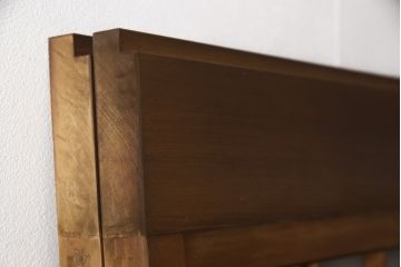 ガラス戸2枚をリペア&カスタム!高さと幅をリサイズし、ガラスはすりガラスへ差し替え、戸車取付け。戸枠を製作し、現状の色味を活かした木あじ仕上げ。(建具、引き戸)