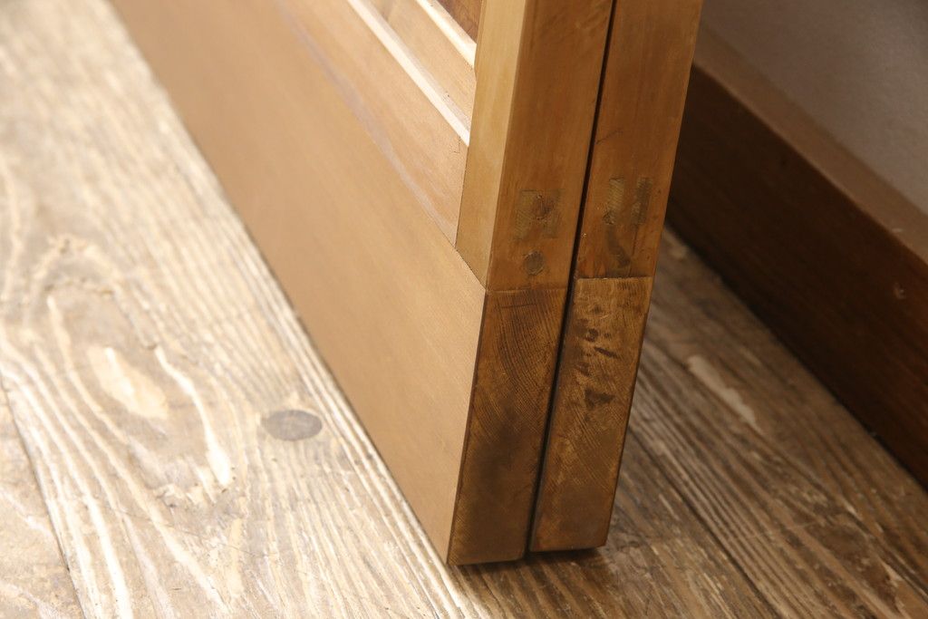 ガラス戸2枚をリペア&カスタム!高さと幅をリサイズし、ガラスはすりガラスへ差し替え、戸車取付け。戸枠を製作し、現状の色味を活かした木あじ仕上げ。(建具、引き戸)