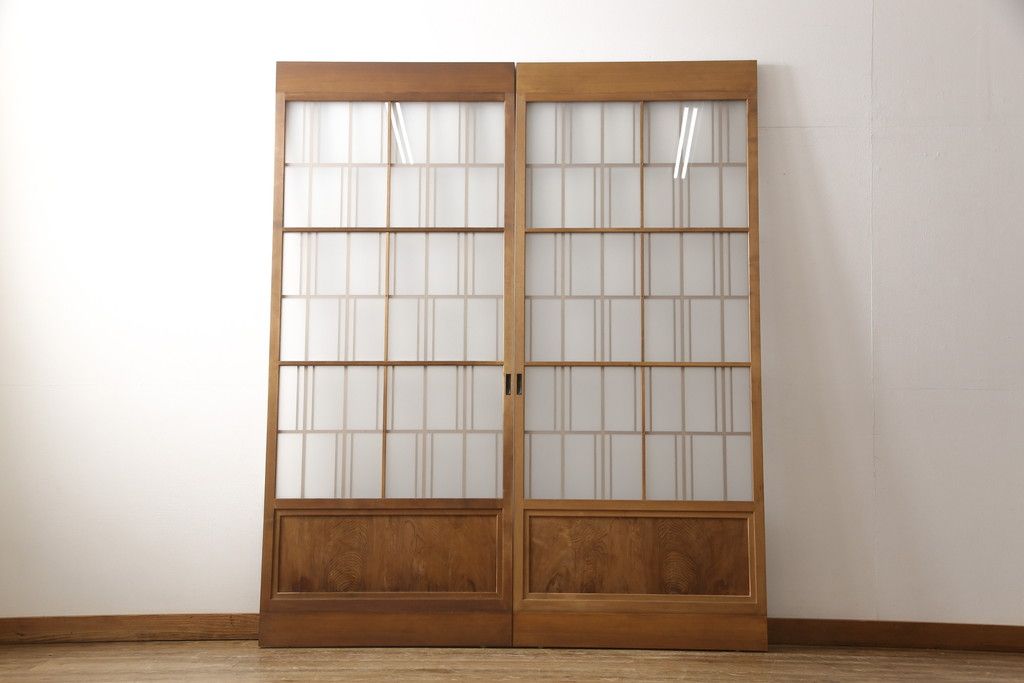 ガラス戸2枚をリペア&カスタム!高さと幅をリサイズし、ガラスはすりガラスへ差し替え、戸車取付け。戸枠を製作し、現状の色味を活かした木あじ仕上げ。(建具、引き戸)