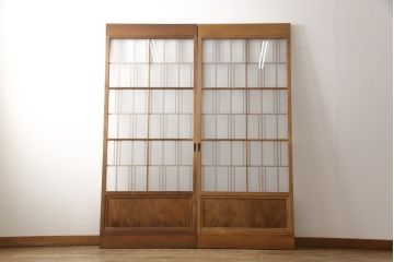 ガラス戸2枚をリペア&カスタム!高さと幅をリサイズし、ガラスはすりガラスへ差し替え、戸車取付け。戸枠を製作し、現状の色味を活かした木あじ仕上げ。(建具、引き戸)