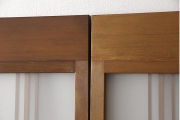 ガラス戸2枚をリペア&カスタム!高さと幅をリサイズし、ガラスはすりガラスへ差し替え、戸車取付け。戸枠を製作し、現状の色味を活かした木あじ仕上げ。(建具、引き戸)