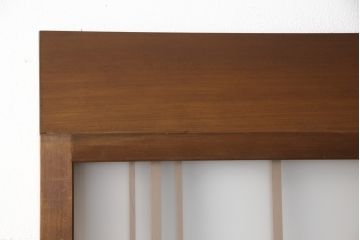 ガラス戸2枚をリペア&カスタム!高さと幅をリサイズし、ガラスはすりガラスへ差し替え、戸車取付け。戸枠を製作し、現状の色味を活かした木あじ仕上げ。(建具、引き戸)