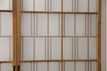 ガラス戸2枚をリペア&カスタム!高さと幅をリサイズし、ガラスはすりガラスへ差し替え、戸車取付け。戸枠を製作し、現状の色味を活かした木あじ仕上げ。(建具、引き戸)