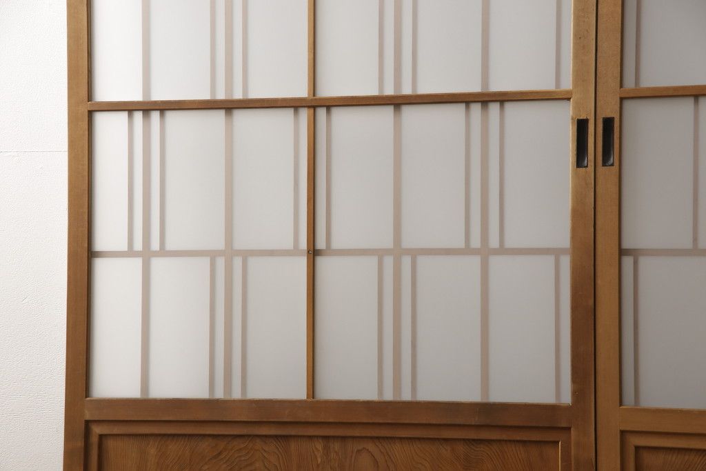 ガラス戸2枚をリペア&カスタム!高さと幅をリサイズし、ガラスはすりガラスへ差し替え、戸車取付け。戸枠を製作し、現状の色味を活かした木あじ仕上げ。(建具、引き戸)