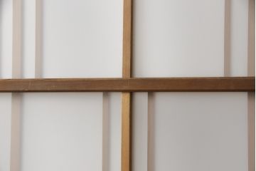 ガラス戸2枚をリペア&カスタム!高さと幅をリサイズし、ガラスはすりガラスへ差し替え、戸車取付け。戸枠を製作し、現状の色味を活かした木あじ仕上げ。(建具、引き戸)