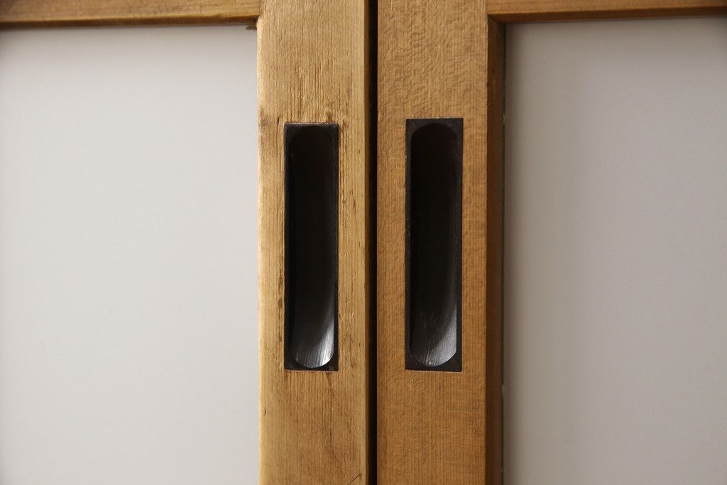 ガラス戸2枚をリペア&カスタム!高さと幅をリサイズし、ガラスはすりガラスへ差し替え、戸車取付け。戸枠を製作し、現状の色味を活かした木あじ仕上げ。(建具、引き戸)