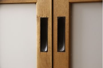 ガラス戸2枚をリペア&カスタム!高さと幅をリサイズし、ガラスはすりガラスへ差し替え、戸車取付け。戸枠を製作し、現状の色味を活かした木あじ仕上げ。(建具、引き戸)