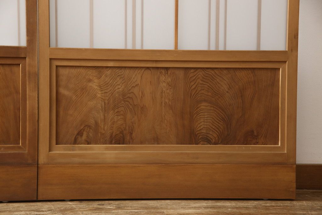 ガラス戸2枚をリペア&カスタム!高さと幅をリサイズし、ガラスはすりガラスへ差し替え、戸車取付け。戸枠を製作し、現状の色味を活かした木あじ仕上げ。(建具、引き戸)