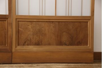 ガラス戸2枚をリペア&カスタム!高さと幅をリサイズし、ガラスはすりガラスへ差し替え、戸車取付け。戸枠を製作し、現状の色味を活かした木あじ仕上げ。(建具、引き戸)