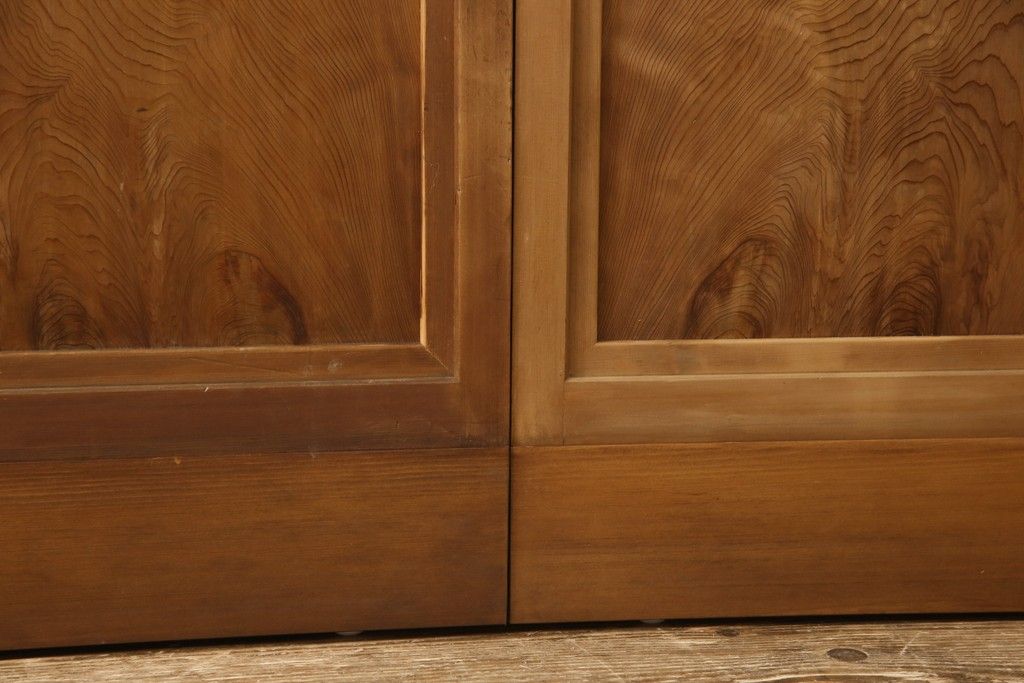 ガラス戸2枚をリペア&カスタム!高さと幅をリサイズし、ガラスはすりガラスへ差し替え、戸車取付け。戸枠を製作し、現状の色味を活かした木あじ仕上げ。(建具、引き戸)