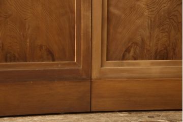 ガラス戸2枚をリペア&カスタム!高さと幅をリサイズし、ガラスはすりガラスへ差し替え、戸車取付け。戸枠を製作し、現状の色味を活かした木あじ仕上げ。(建具、引き戸)