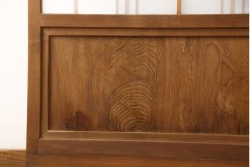 ガラス戸2枚をリペア&カスタム!高さと幅をリサイズし、ガラスはすりガラスへ差し替え、戸車取付け。戸枠を製作し、現状の色味を活かした木あじ仕上げ。(建具、引き戸)