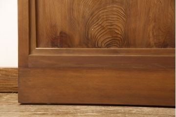 ガラス戸2枚をリペア&カスタム!高さと幅をリサイズし、ガラスはすりガラスへ差し替え、戸車取付け。戸枠を製作し、現状の色味を活かした木あじ仕上げ。(建具、引き戸)